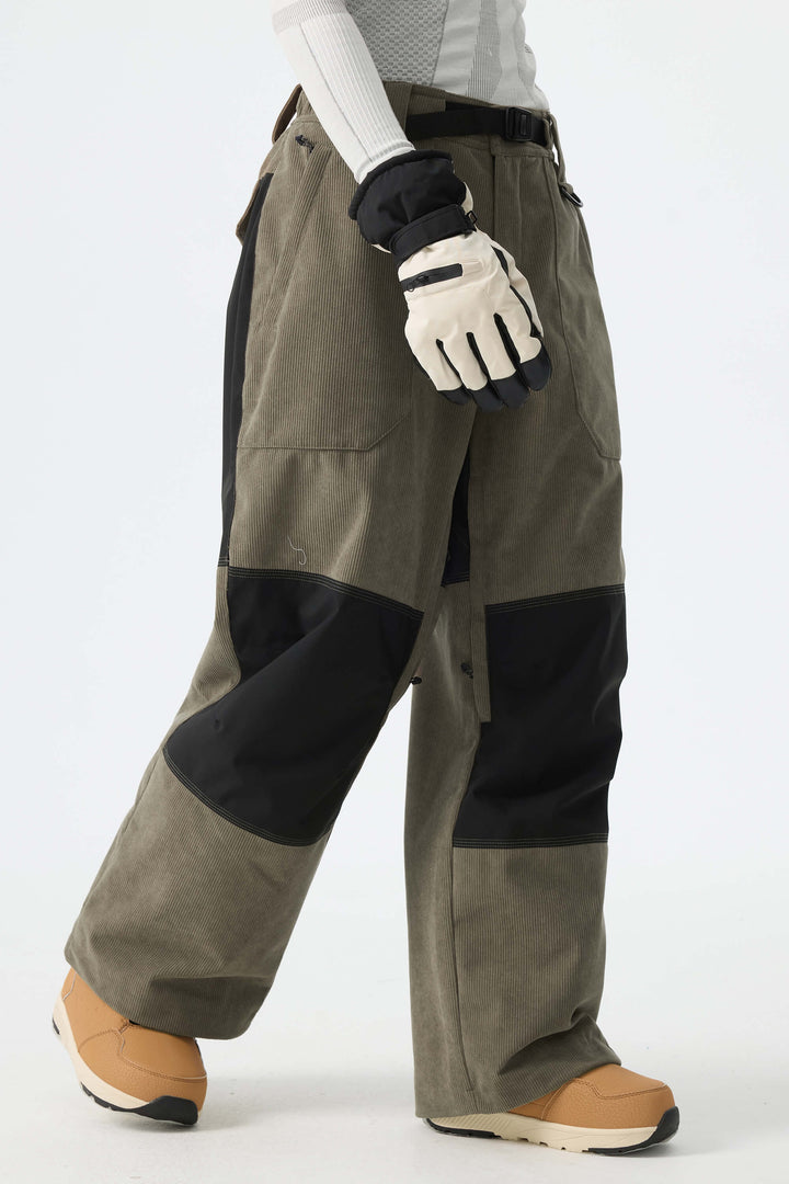 Pantalones de nieve de pana para mujer con bloques de color verde oliva oscuro y negro.