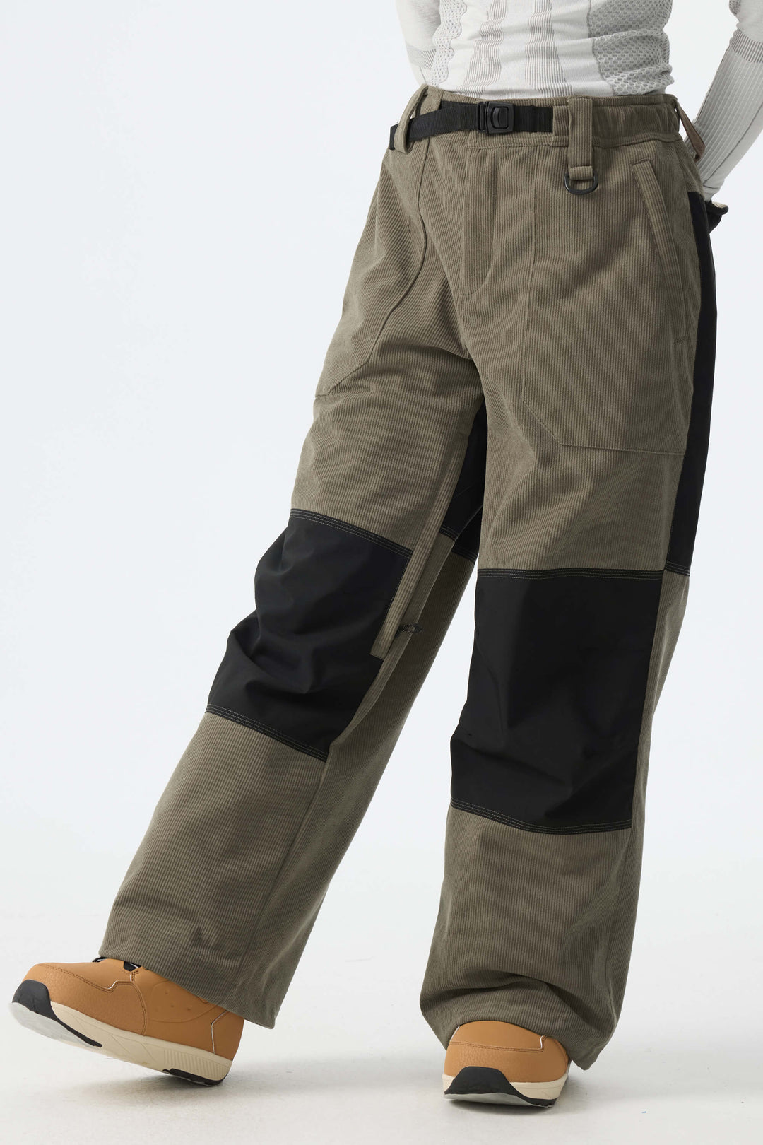Pantalones de nieve de pana para mujer con bloques de color verde oliva oscuro y negro.