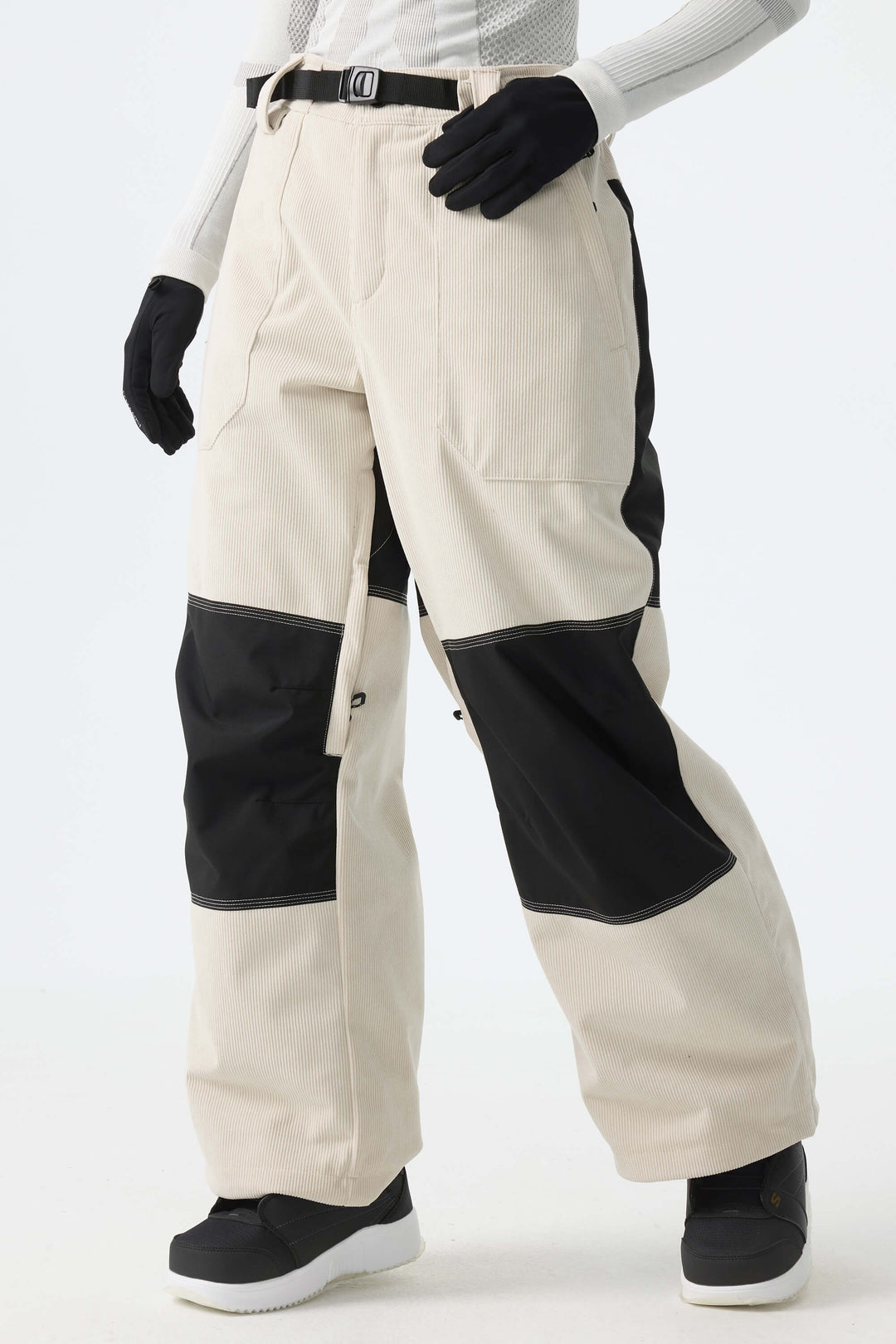 Pantalones de nieve de pana para mujer con bloques de color en blanco roto y negro.