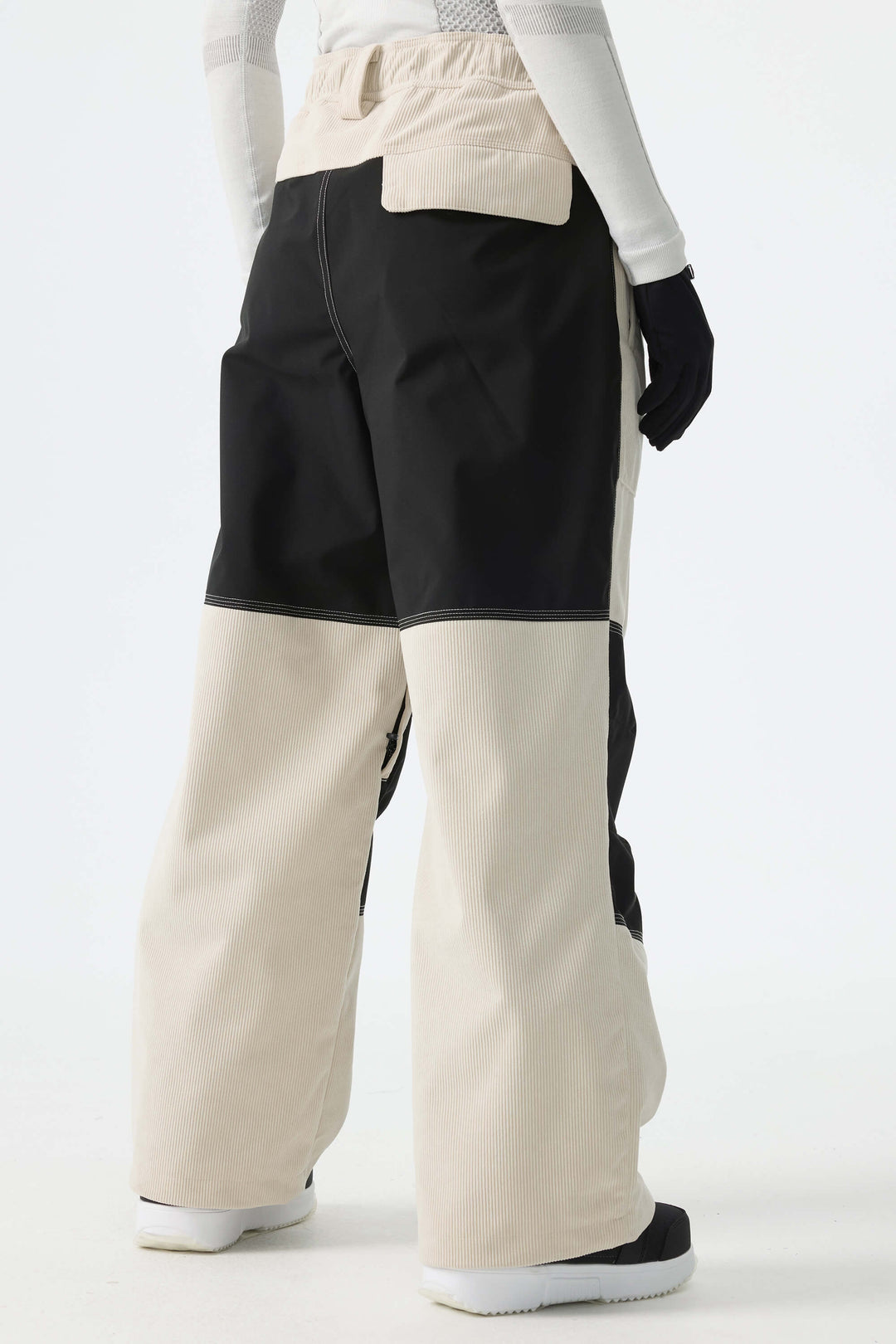 Pantalones de nieve de pana para mujer con bloques de color en blanco roto y negro.