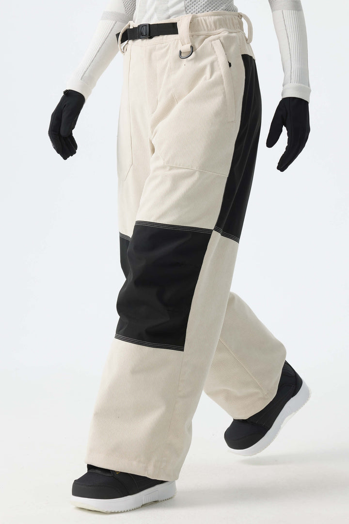 Pantalones de nieve de pana para mujer con bloques de color en blanco roto y negro.