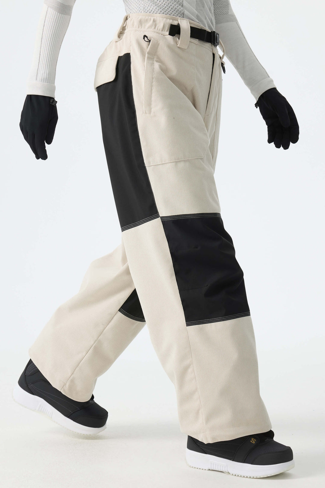 Pantalones de nieve de pana para mujer con bloques de color en blanco roto y negro.