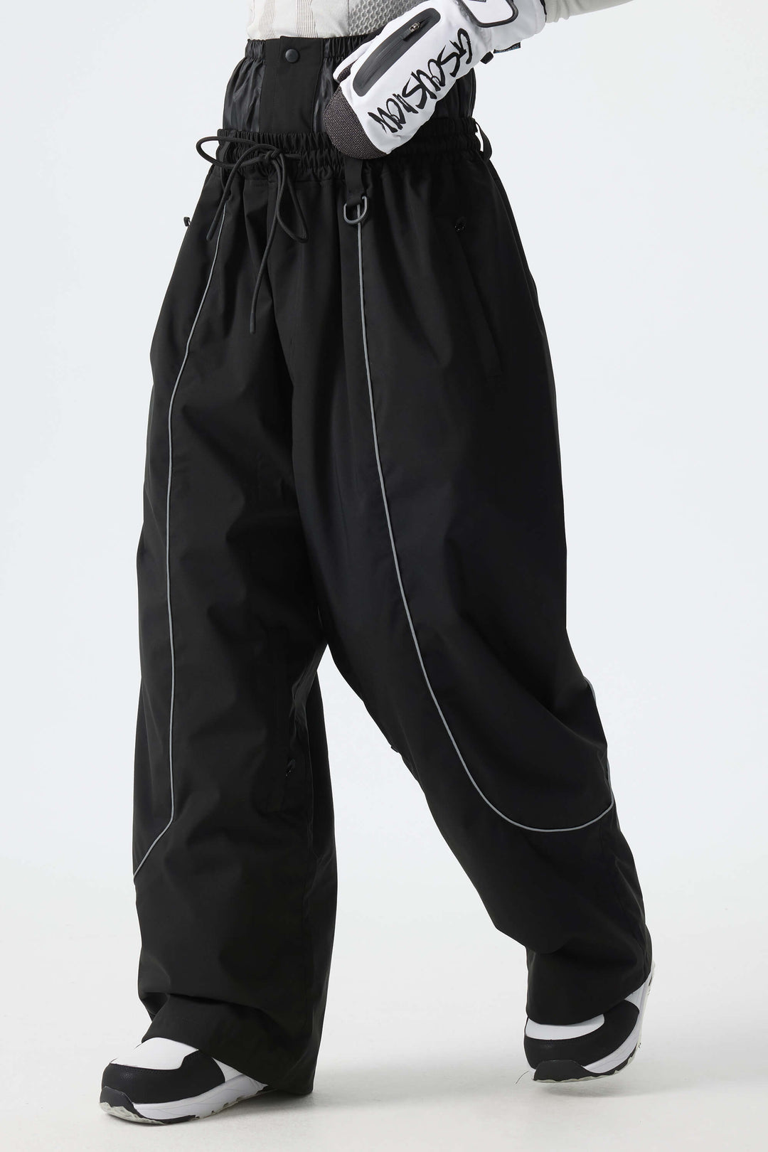 Calça de neve feminina preta, larga e com detalhes refletivos.