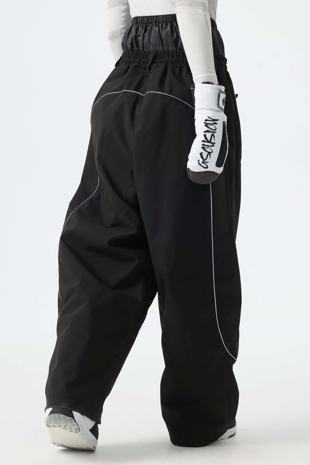 Calça de neve feminina preta, larga e com detalhes refletivos.