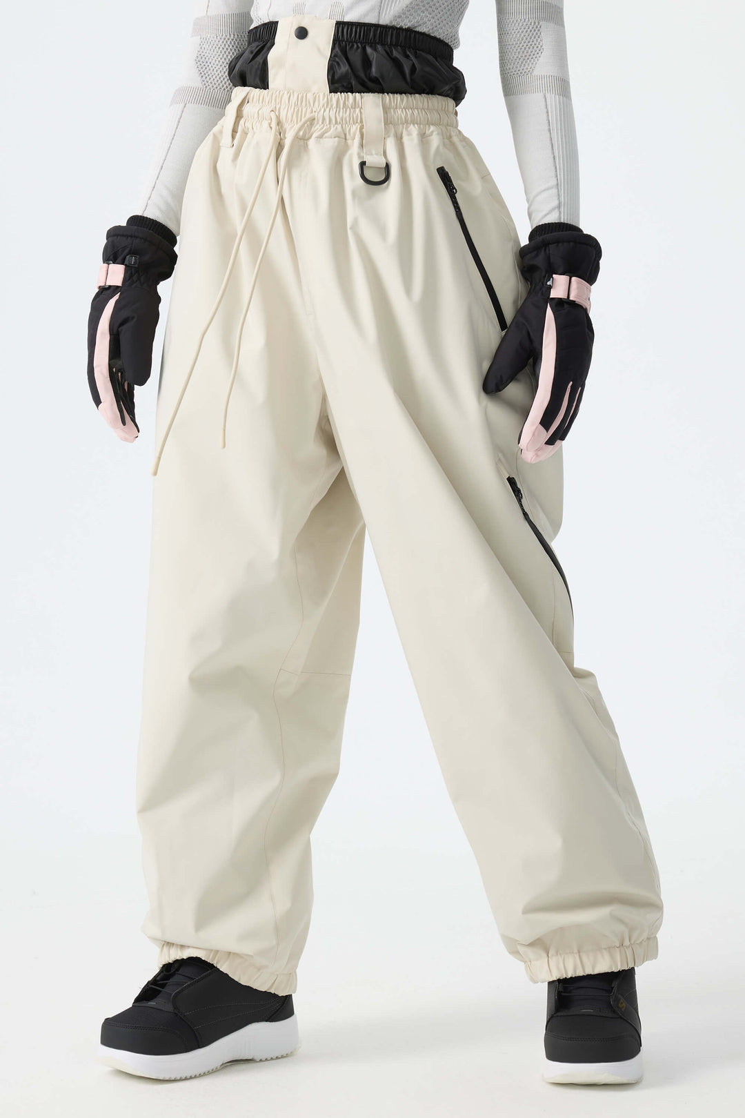 Calça de neve feminina preta, folgada e com cordão.