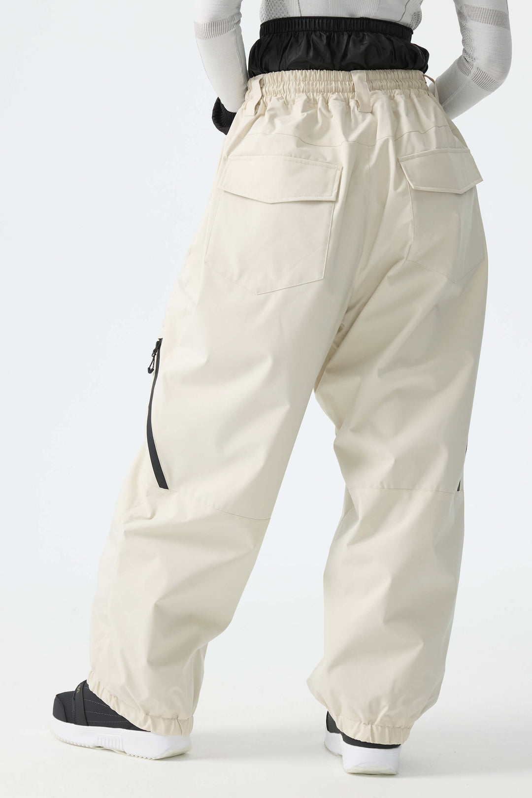 Calça de neve feminina preta, folgada e com cordão.
