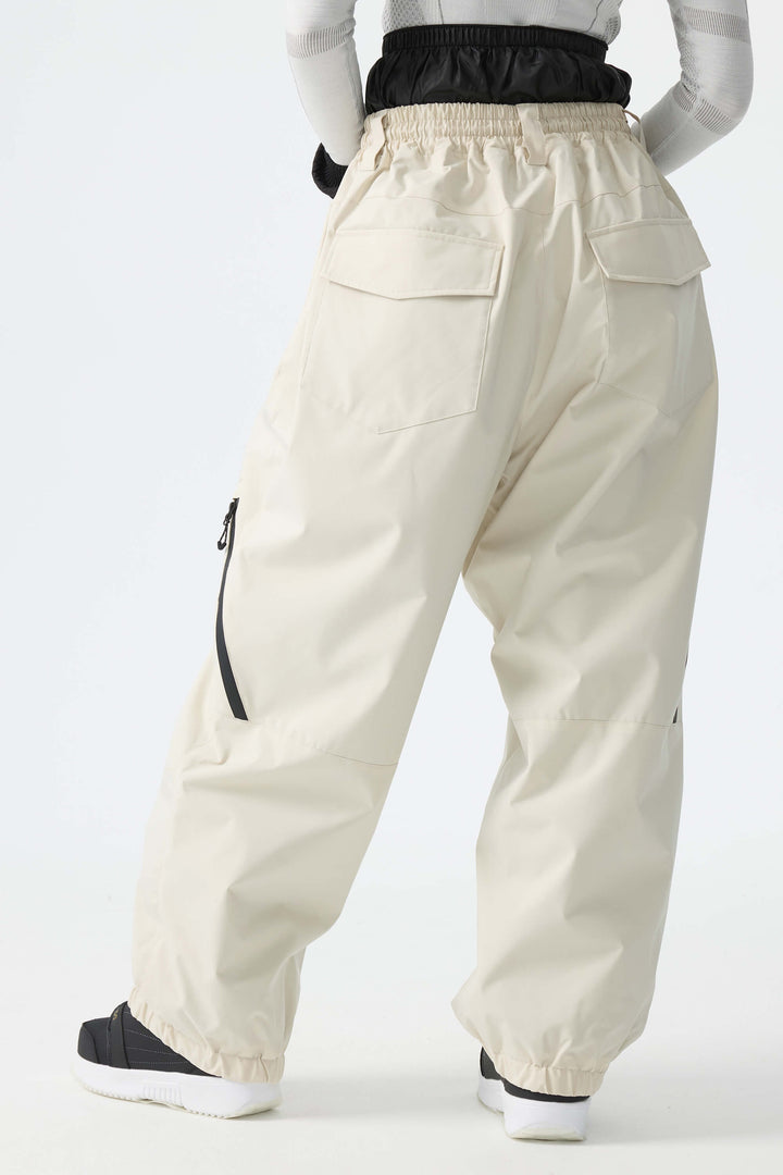 Calça de neve feminina preta, folgada e com cordão.