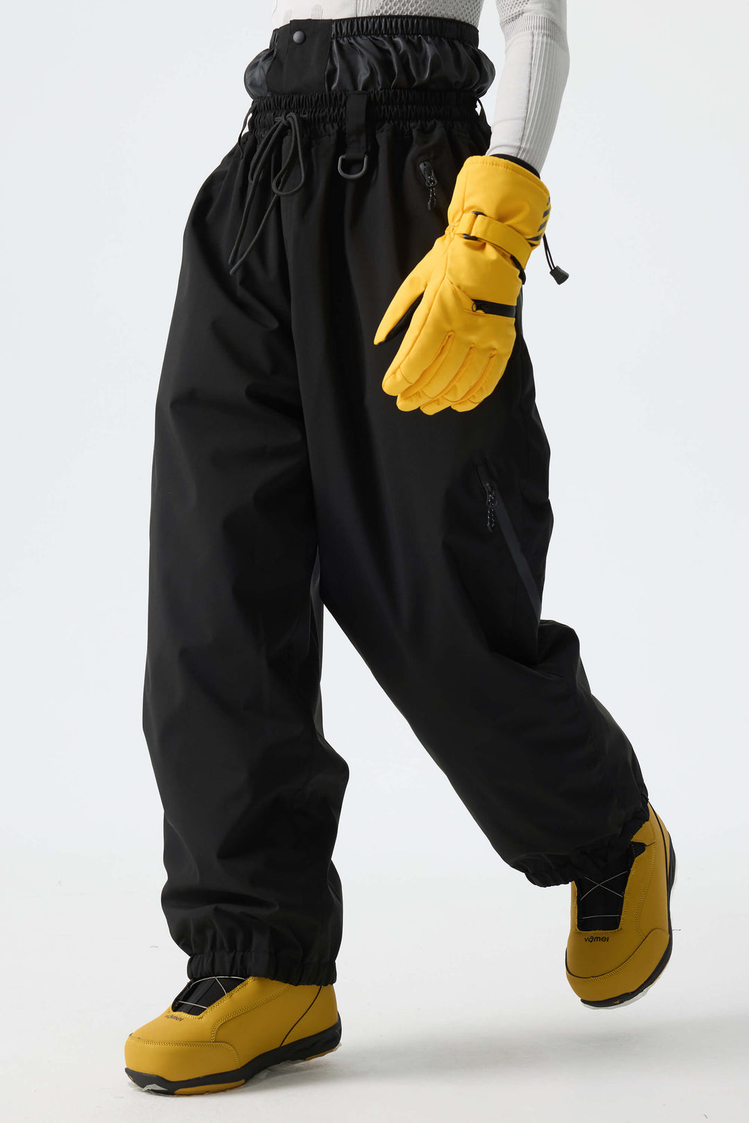 Calça de neve feminina preta, folgada e com cordão.
