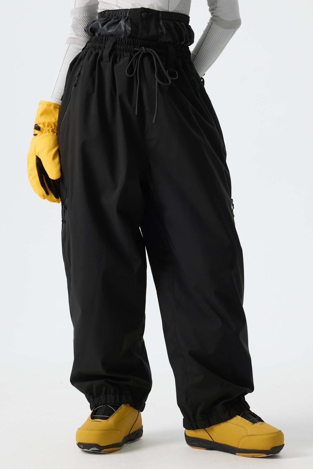 Calça de neve feminina preta, folgada e com cordão.