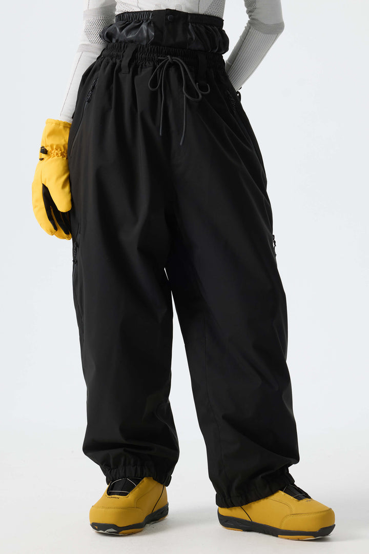 Calça de neve feminina preta, folgada e com cordão.