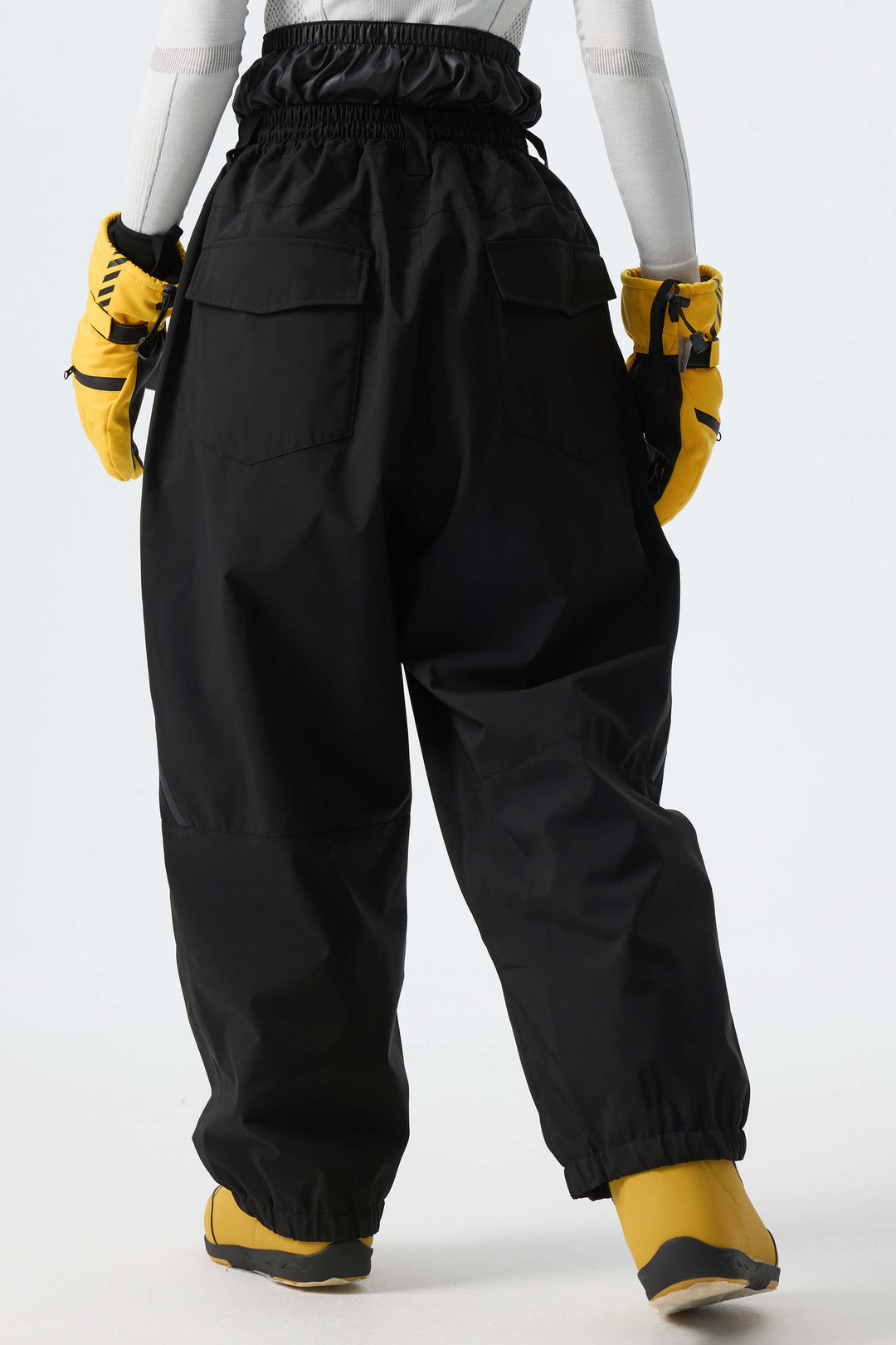 Calça de neve feminina preta, folgada e com cordão.