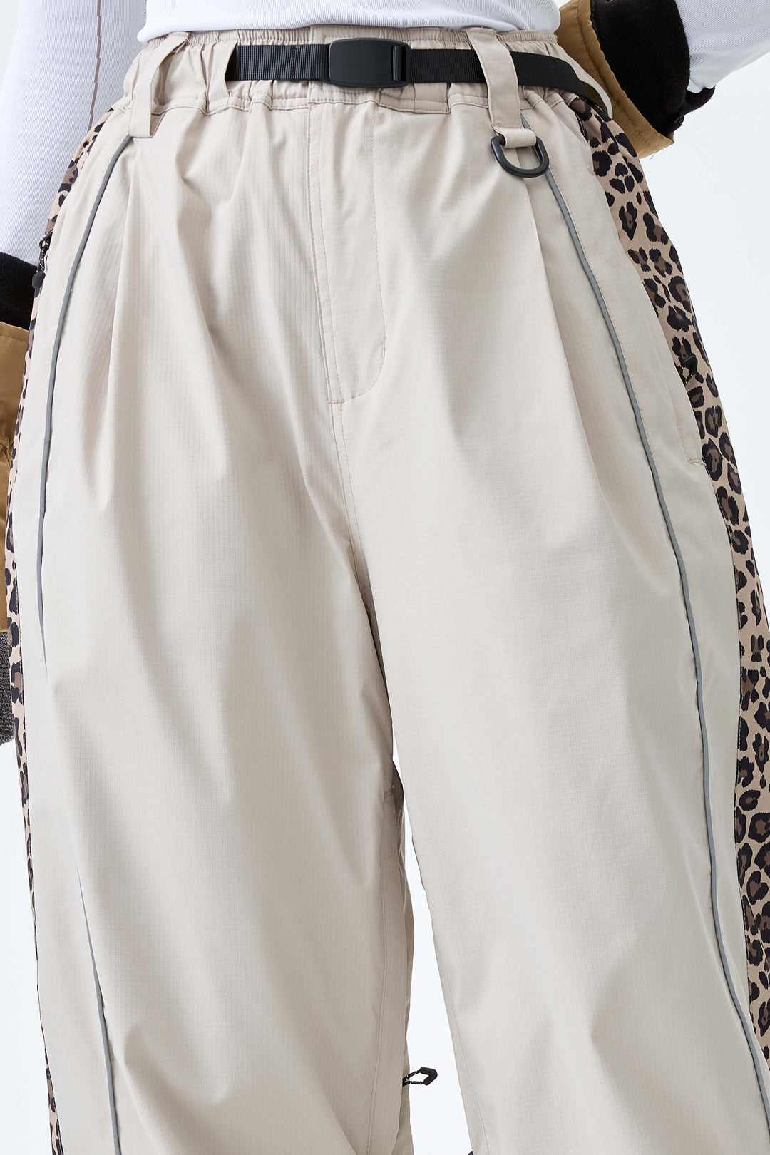 Women's Off White & Leopard Reflective Contrast-Stripe Baggy Snow Pants