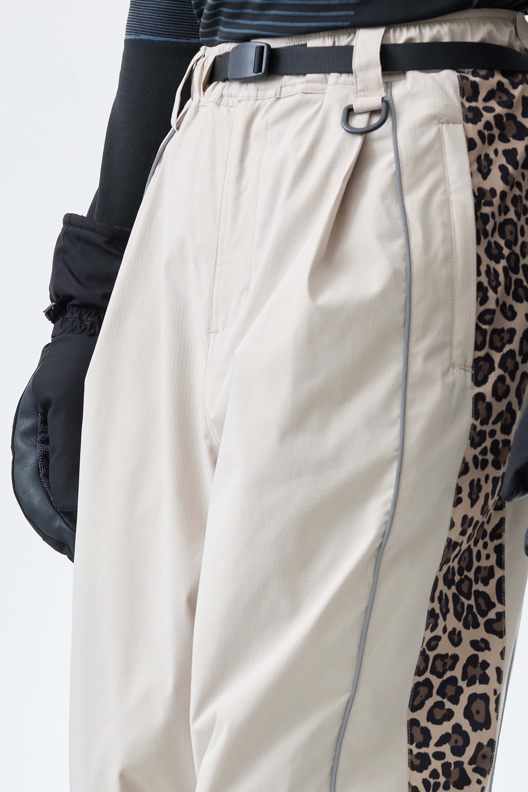 Men's Off White & Leopard Reflective Contrast-Stripe Baggy Snow Pants