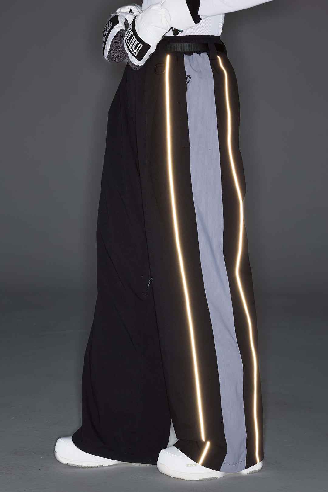 Women's Black & Blue Gray Reflective Contrast-Stripe Baggy Snow Pants