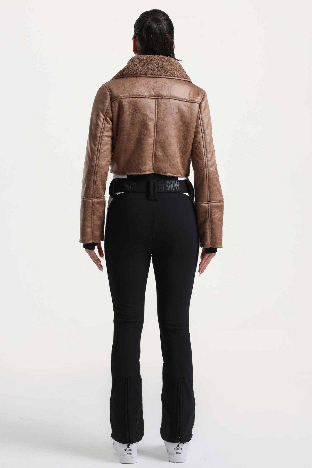 Schicker, schmal geschnittener, einteiliger Skianzug für Damen in Schwarz und Braun mit abnehmbarer, kuscheliger Sherpa-Jacke und ausgestellten Beinen