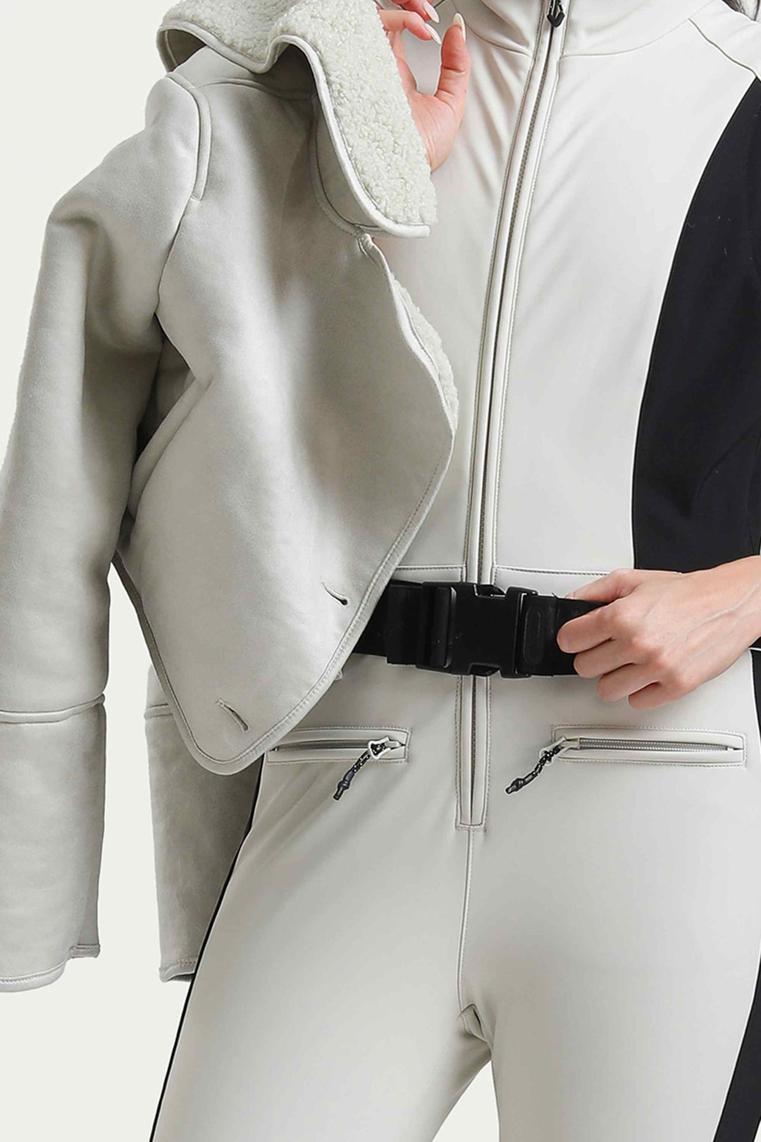 Schicker, schmal geschnittener Skianzug für Damen in Off-White mit abnehmbarer, kuscheliger Sherpa-Jacke und ausgestellten Beinen 