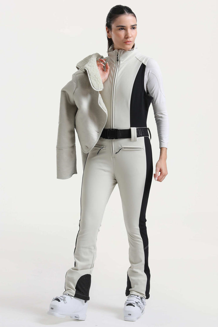 Schicker, schmal geschnittener Skianzug für Damen in Off-White mit abnehmbarer, kuscheliger Sherpa-Jacke und ausgestellten Beinen 