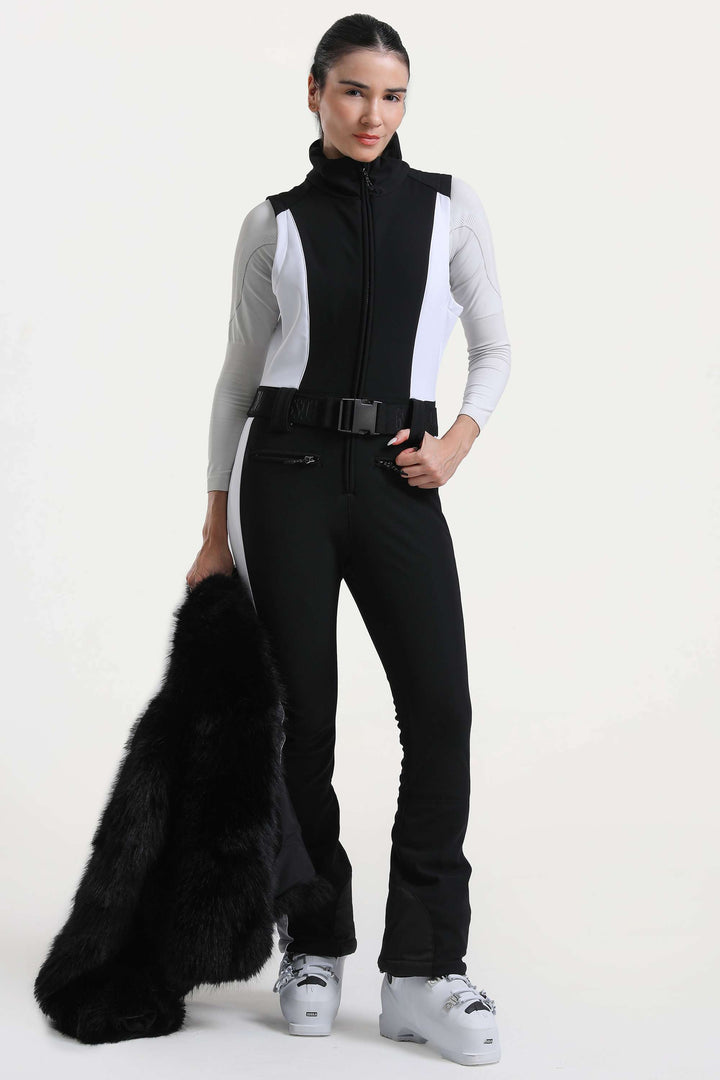 Schwarzer, stylischer, schmal geschnittener einteiliger Skianzug für Damen mit abnehmbarer Jacke aus Kunstfuchspelz und ausgestellten Beinen