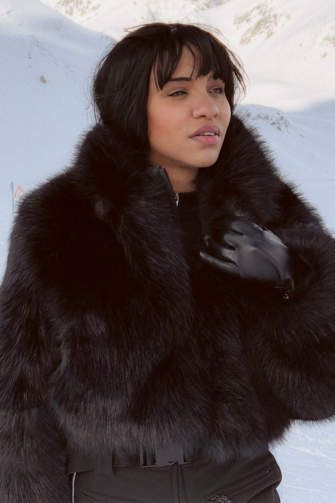 Sort, stilfuldt skisæt i ét stykke til kvinder med slim-fit, aftagelig jakke i imiteret rævepels og brede ben