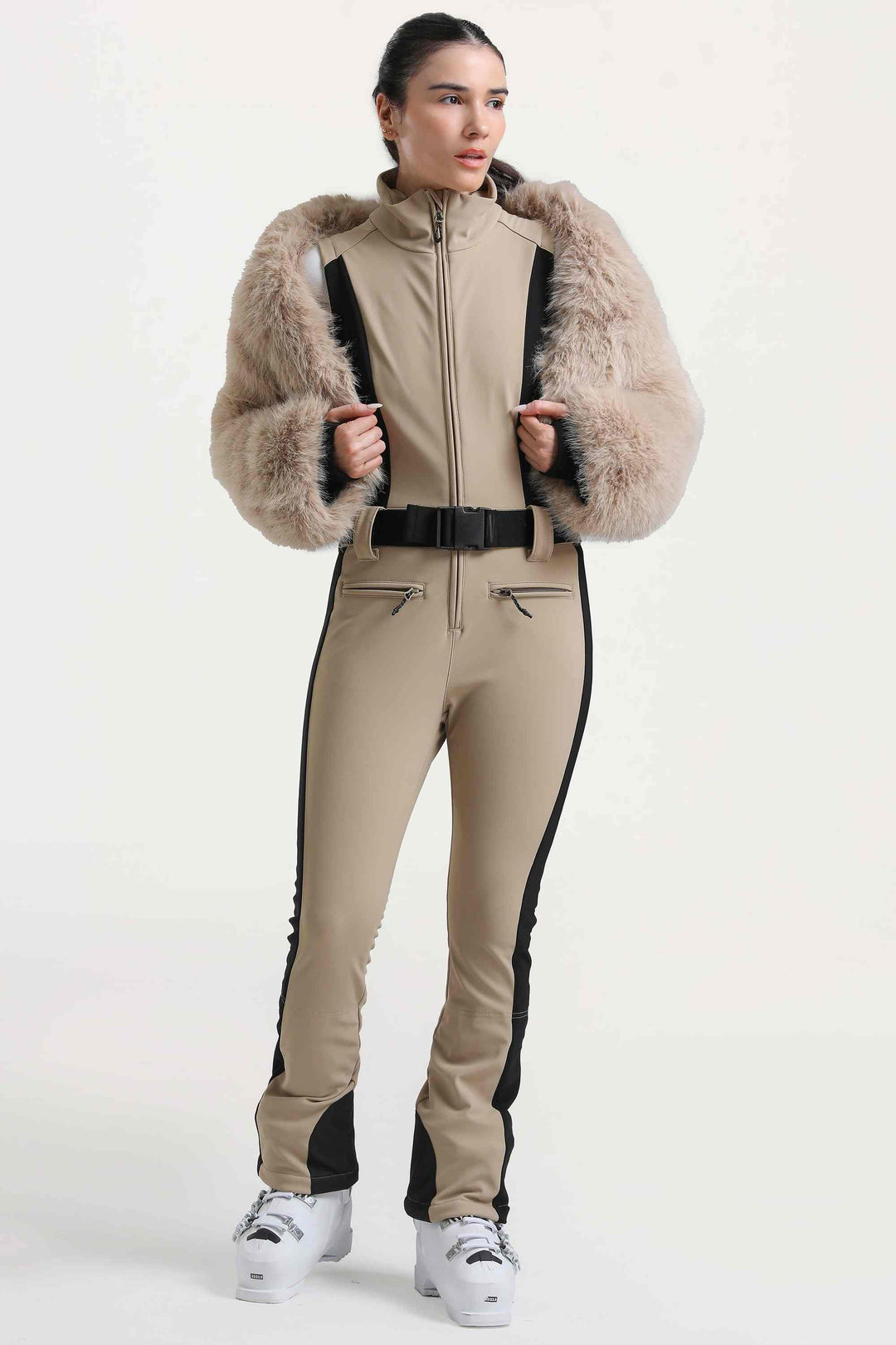 Stylischer, khakifarbener, schmal geschnittener einteiliger Skianzug für Damen mit abnehmbarer Jacke aus Kunstfuchspelz und ausgestellten Beinen 