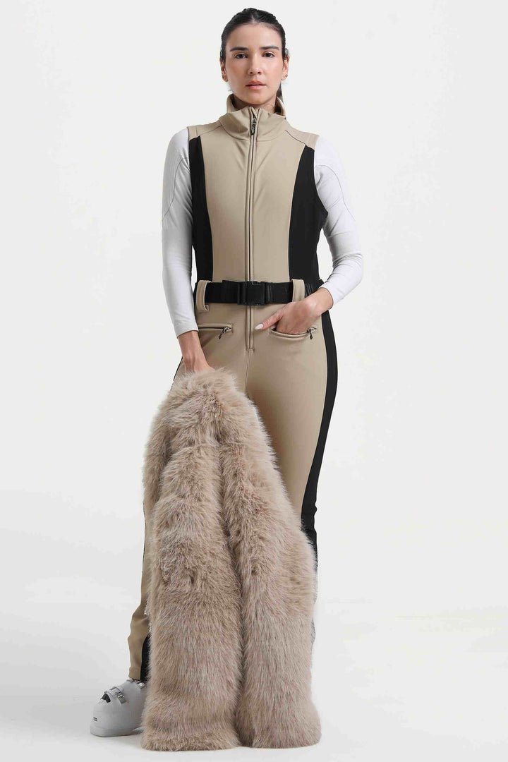 Weißer, stylischer, schmal geschnittener einteiliger Skianzug für Damen mit abnehmbarer Jacke aus Kunstfuchspelz und ausgestellten Beinen 