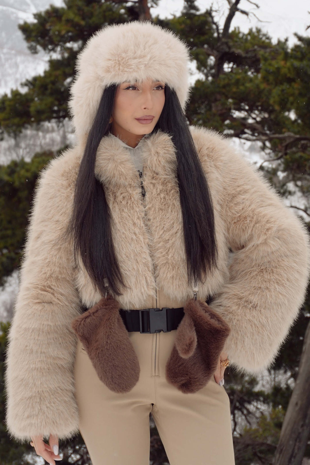 Dámský bílý módní slim-fit strečový jednodílný lyžařský overal s bundou z umělé lišky a rozšířenými nohavicemi