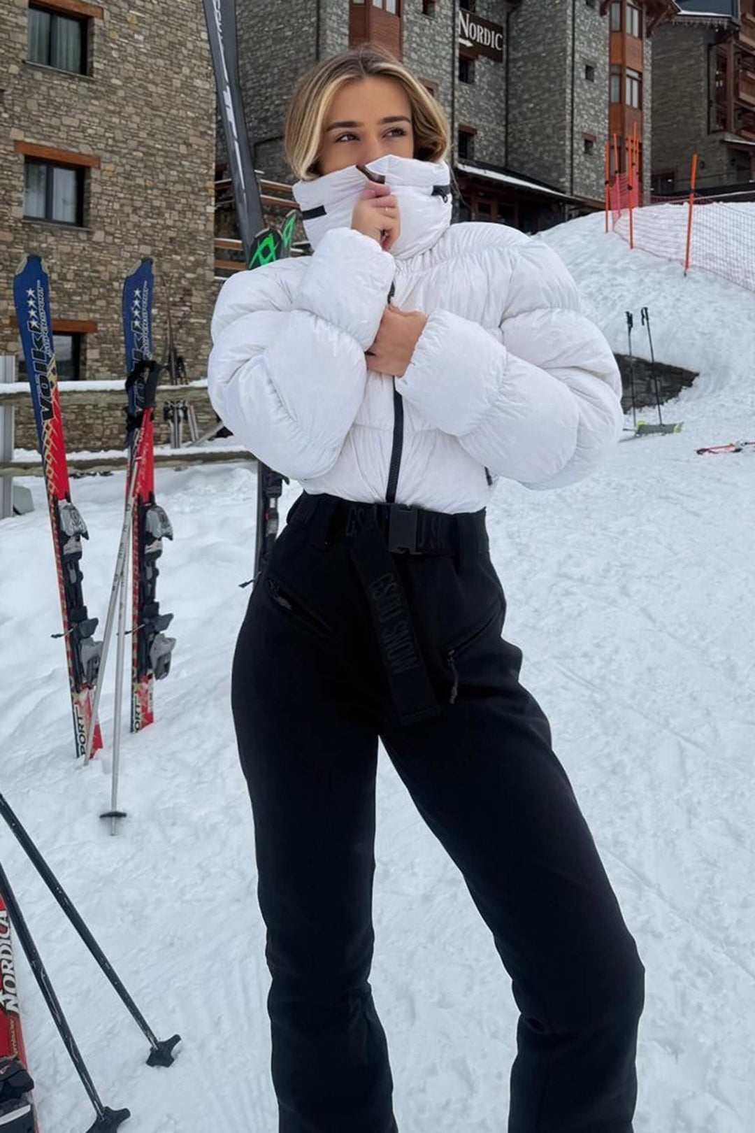 Dámsky jednodielny lyžiarsky overal odolný voči škvrnám v neónovo oranžovej farbe